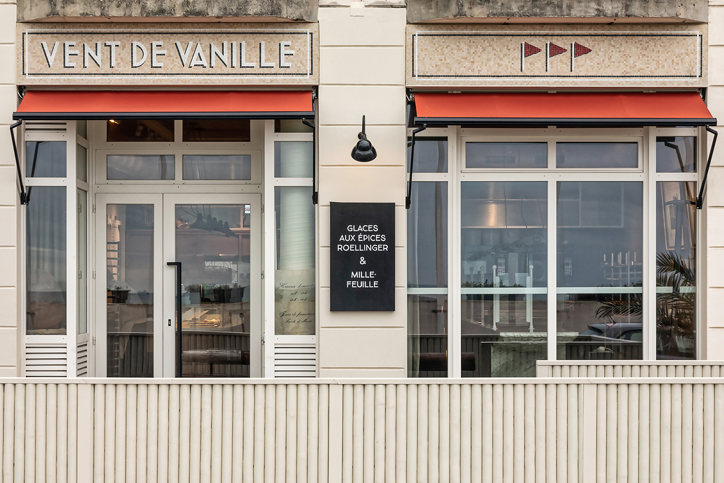 façade d'une boutique de glaces aux épices et d'un atelier de mille feuilles