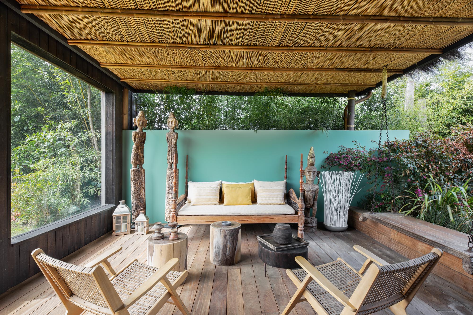 terrasse et salon extérieur du safari lodge