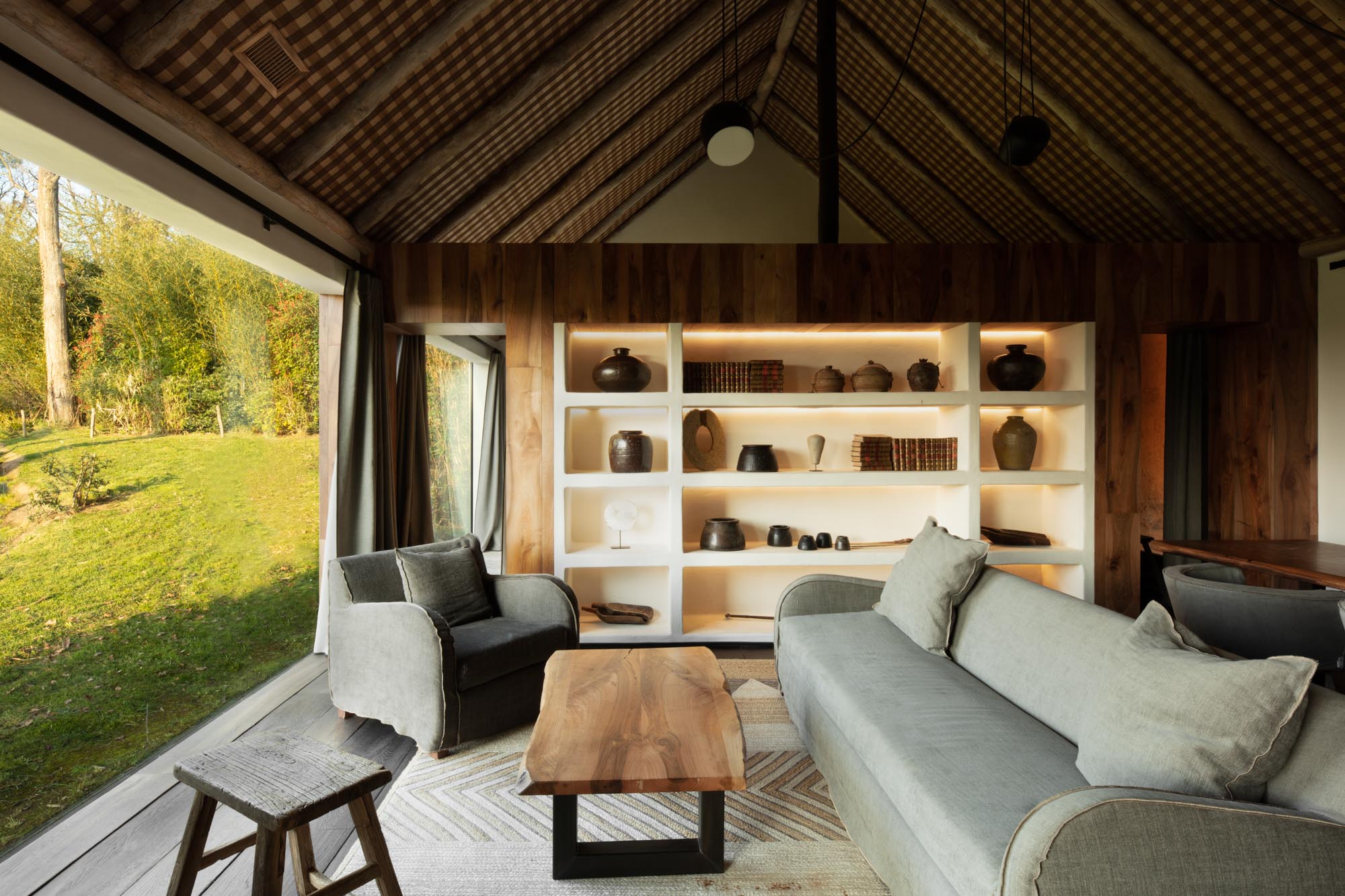 salon du lodge avec une vue sur le parc extérieur