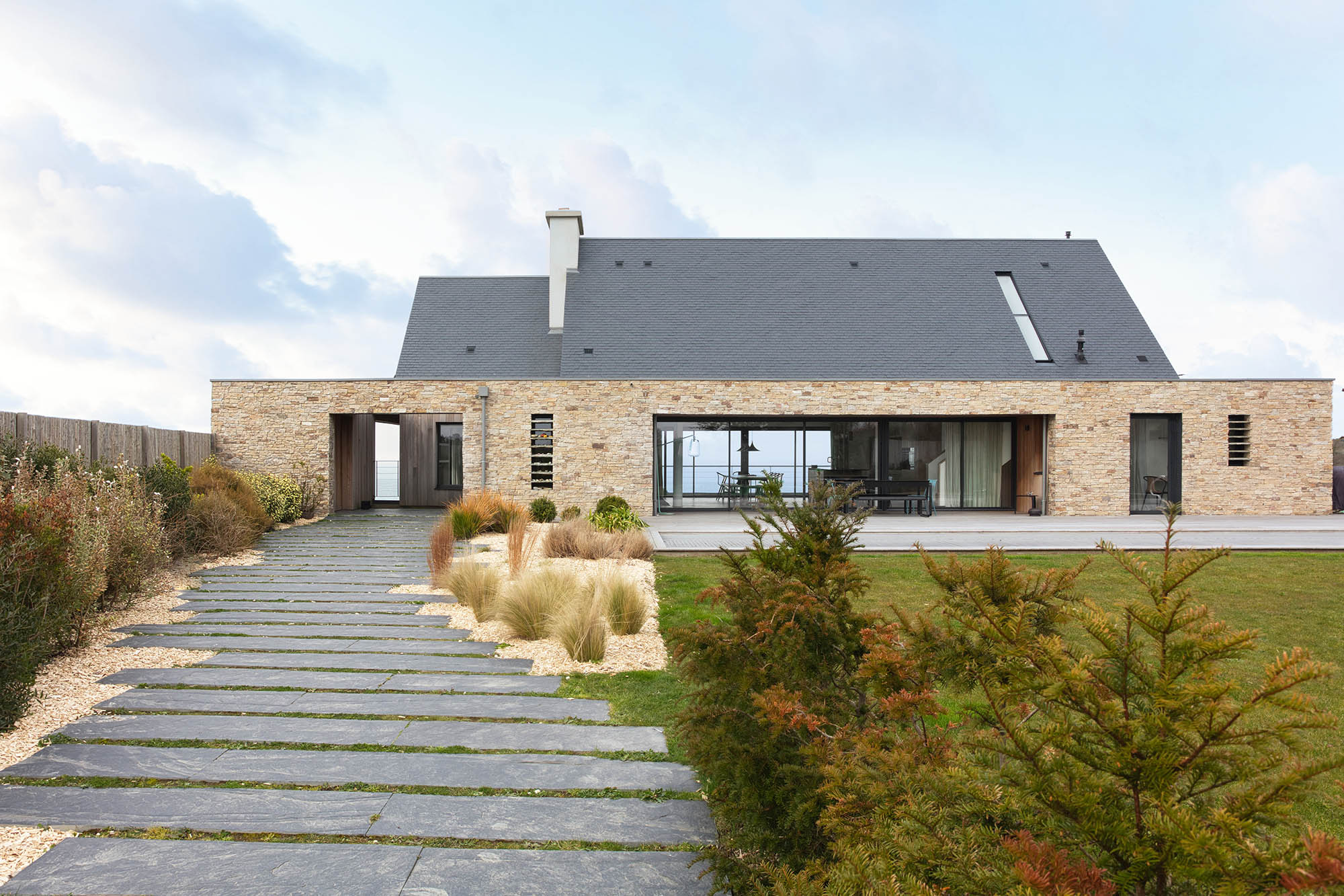 façade d'une maison en pierre vue sur la mer