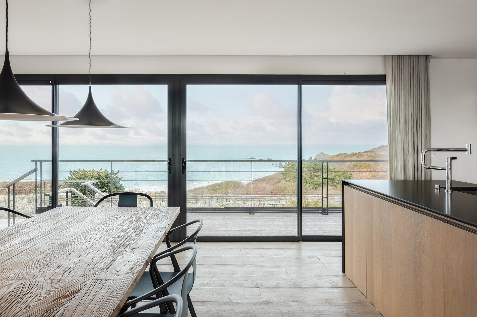 salle à manger et cuisine d'une villa vue sur la mer
