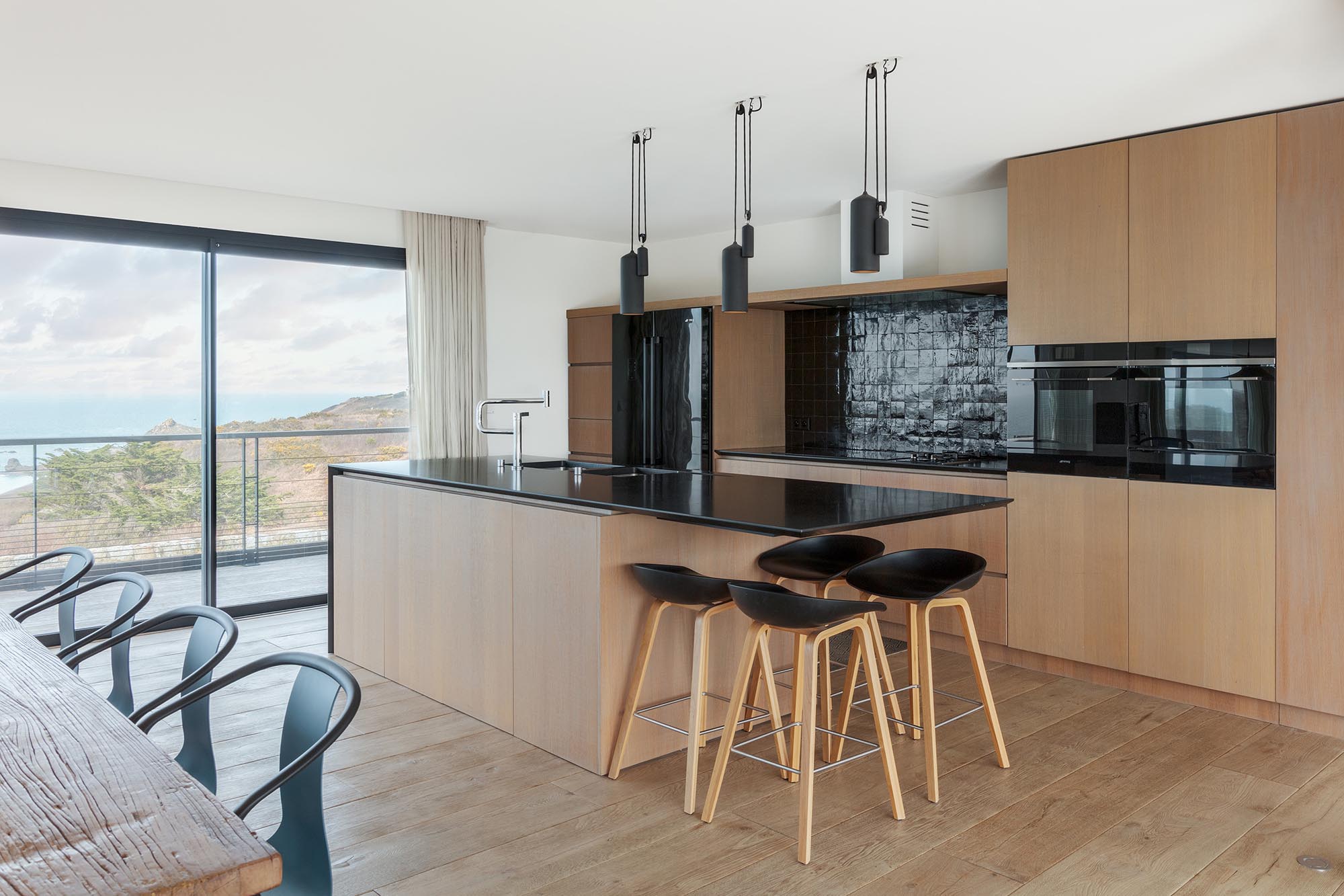 cuisine en bois avec un ilot central