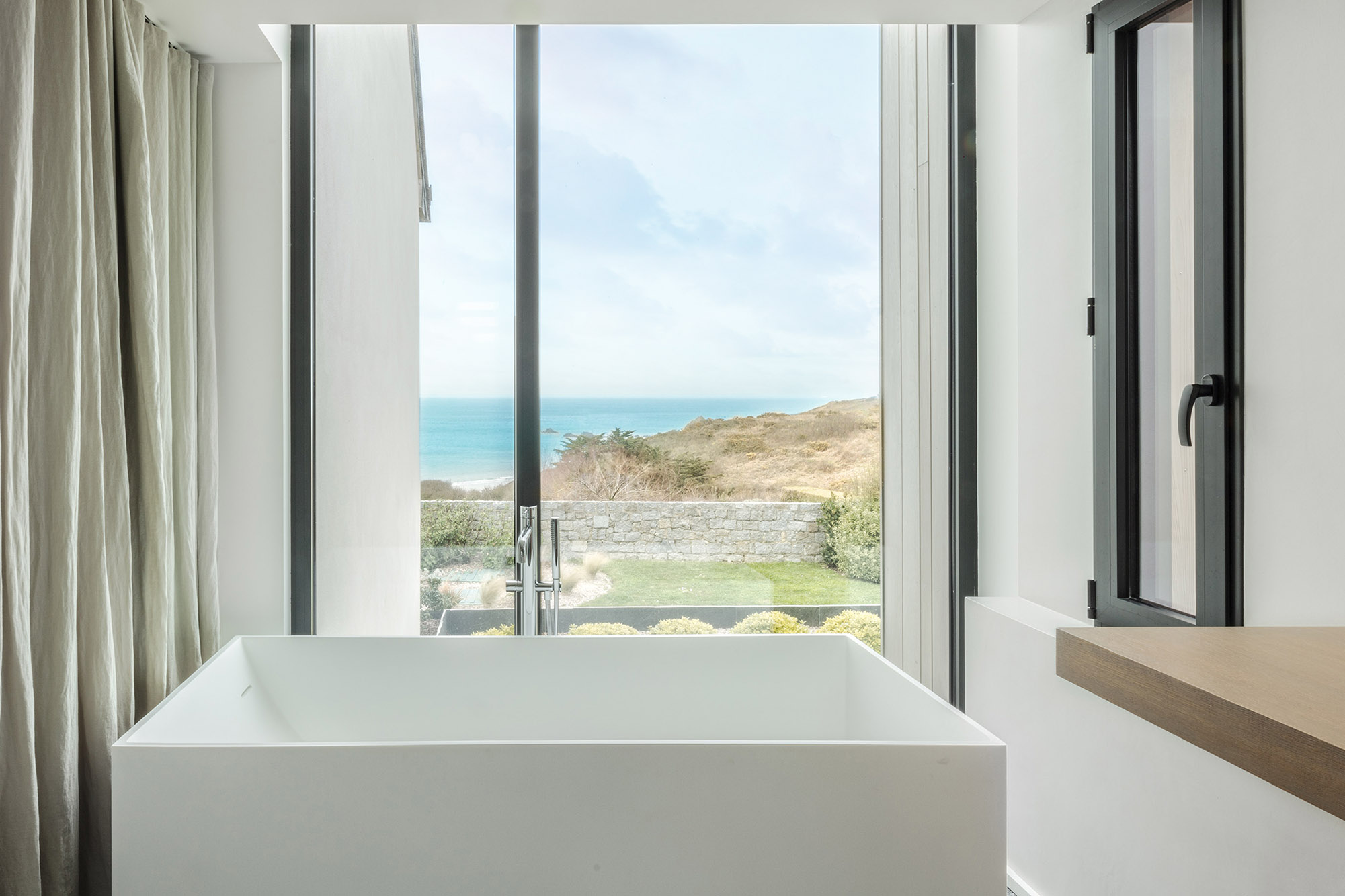 salle de bain avec un lavabo et une fenêtre donnant sur la mer