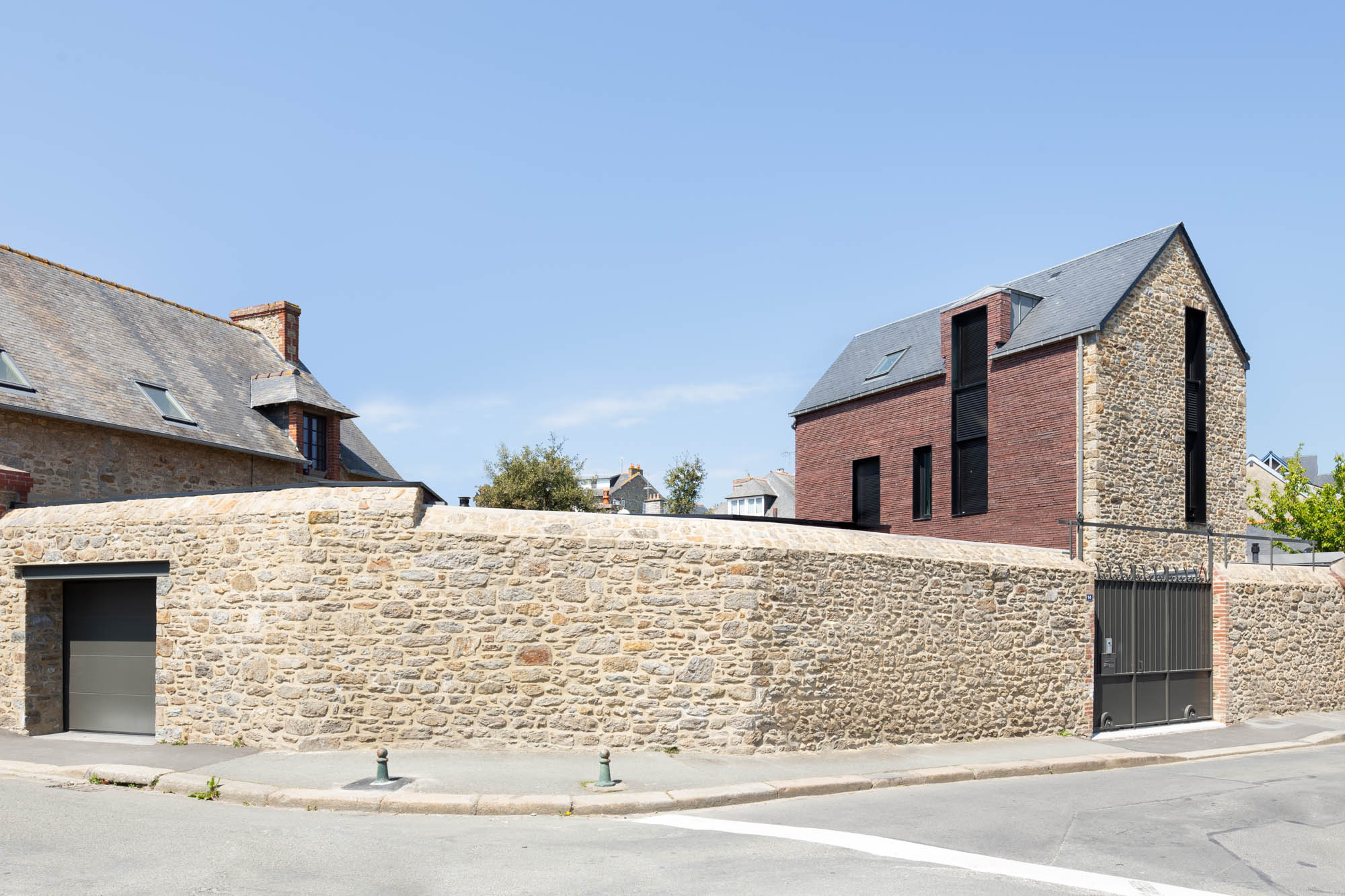 vue depuis la rue sur une maison avec une façade en pierre