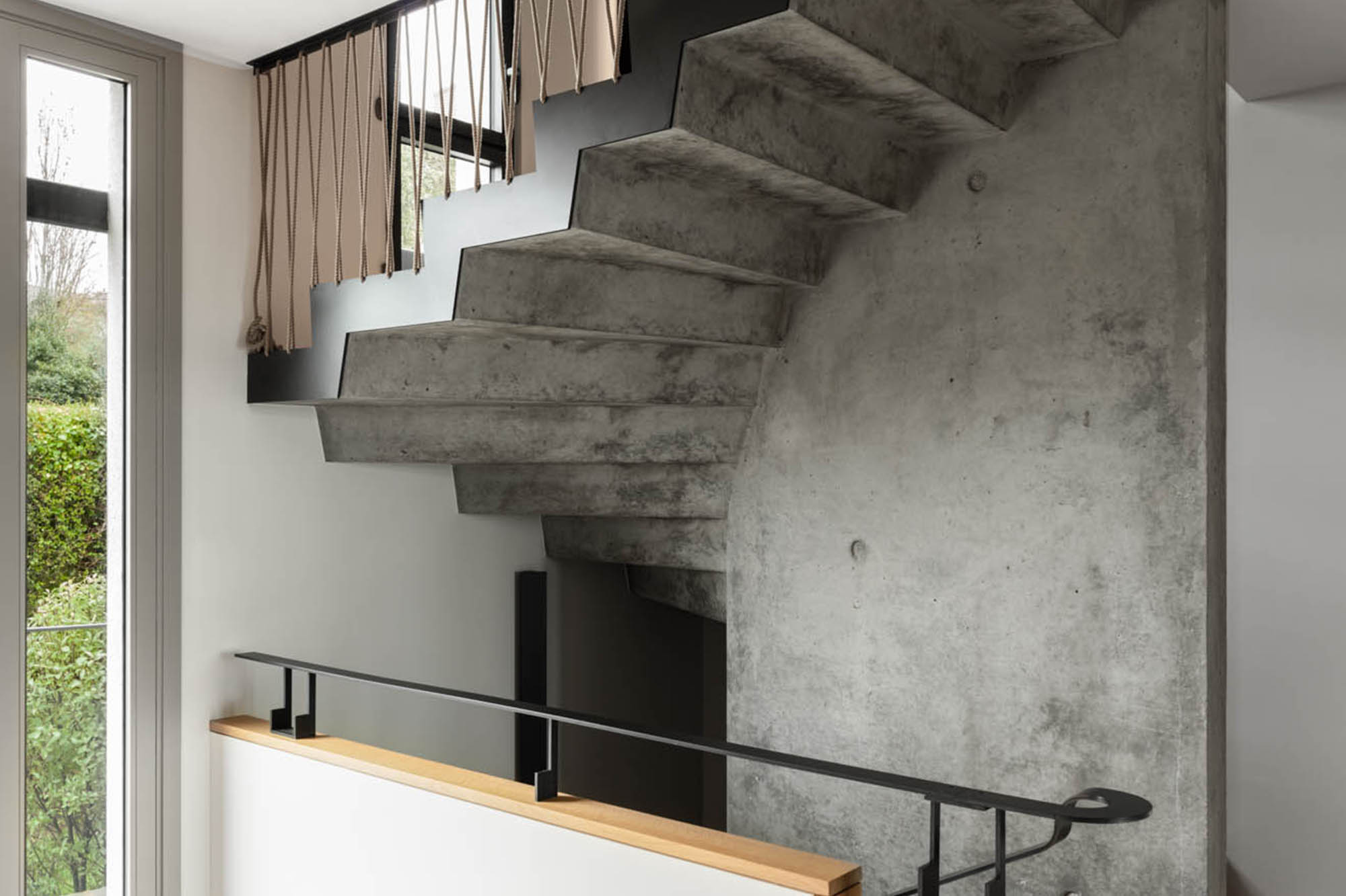 escalier intérieur en colimaçon en béton gris