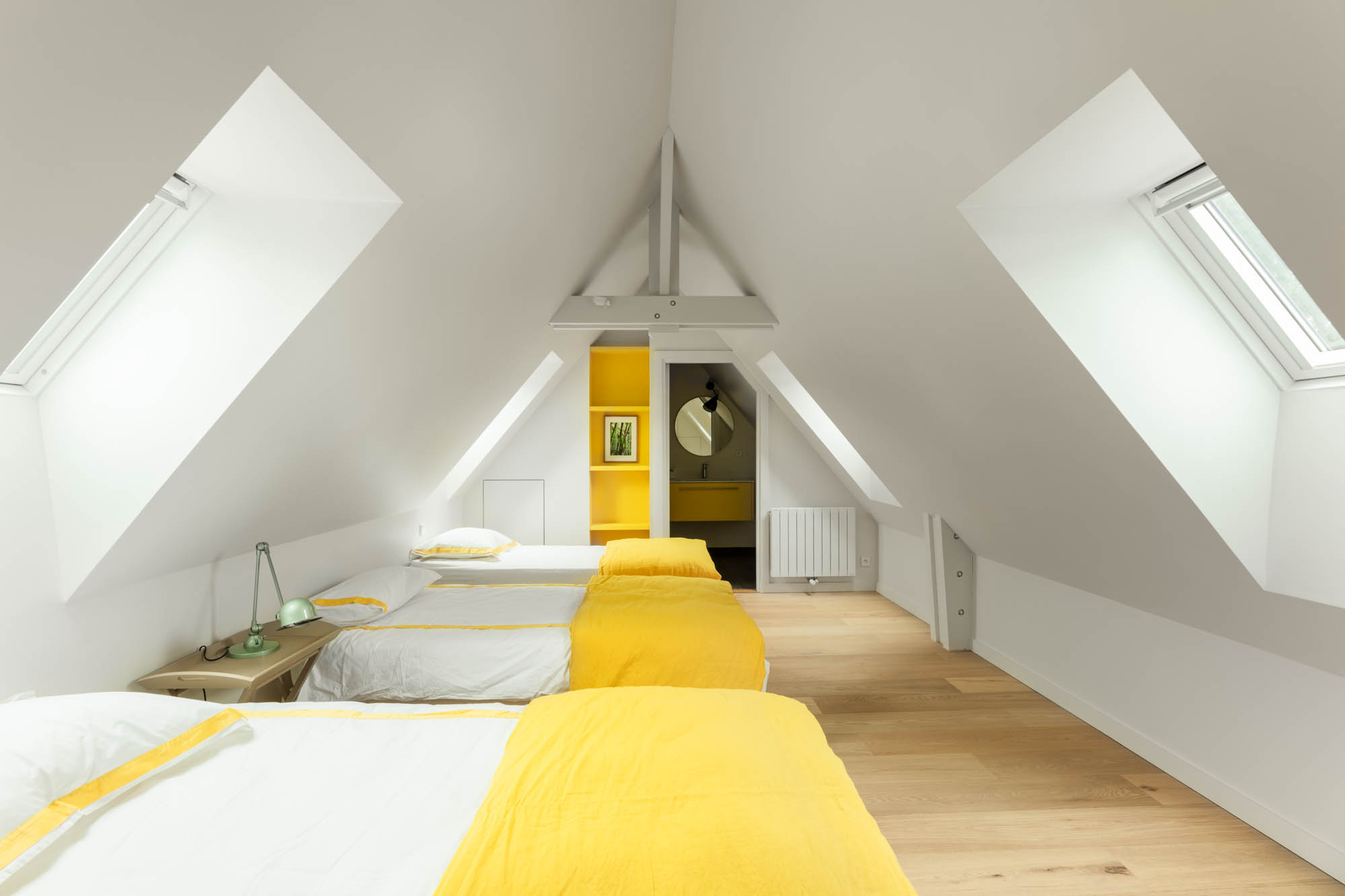 chambre blanche mansardée avec des touches décoration jaunes