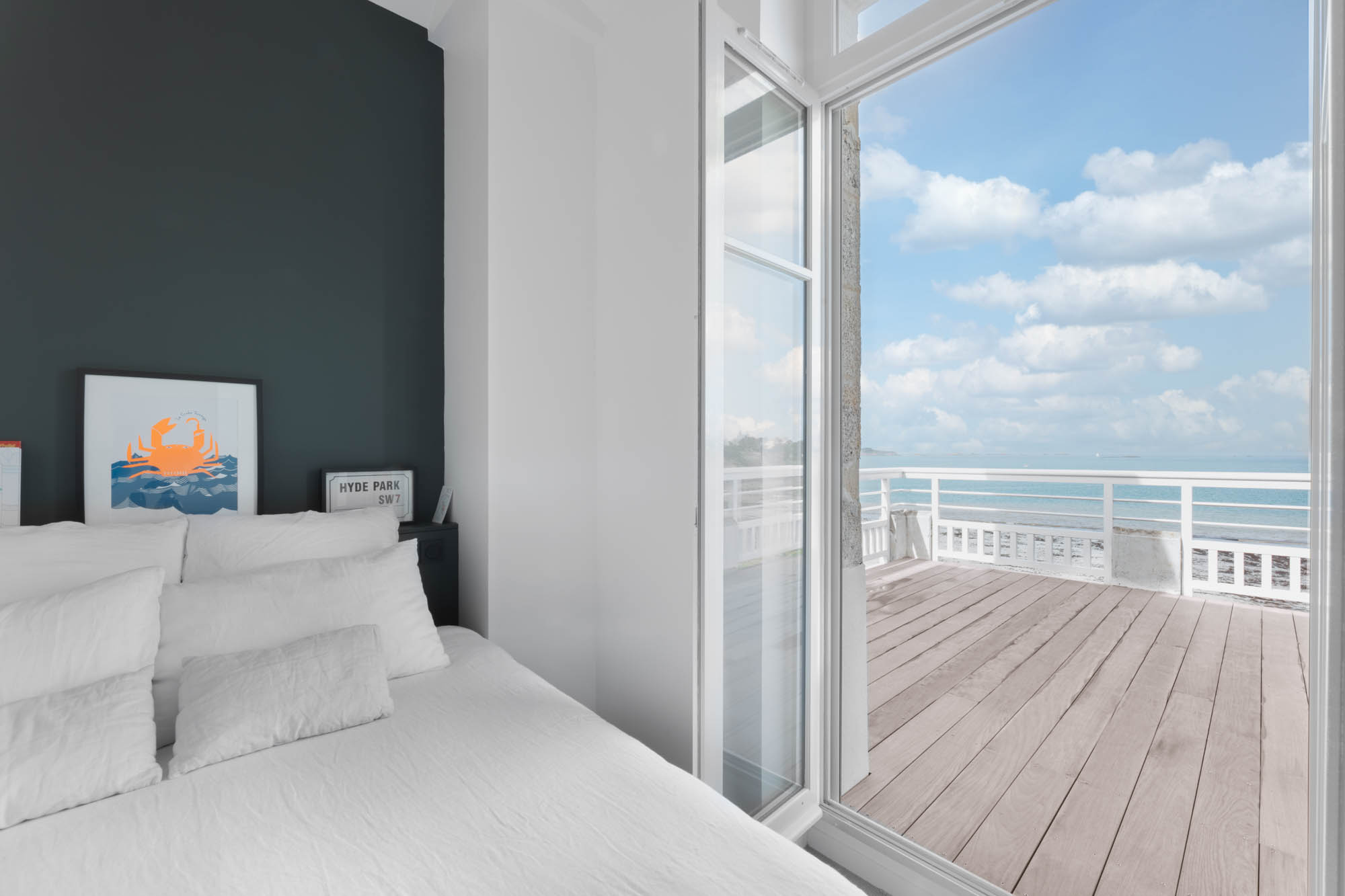 chambre avec une terrasse en bois donnant sur la mer