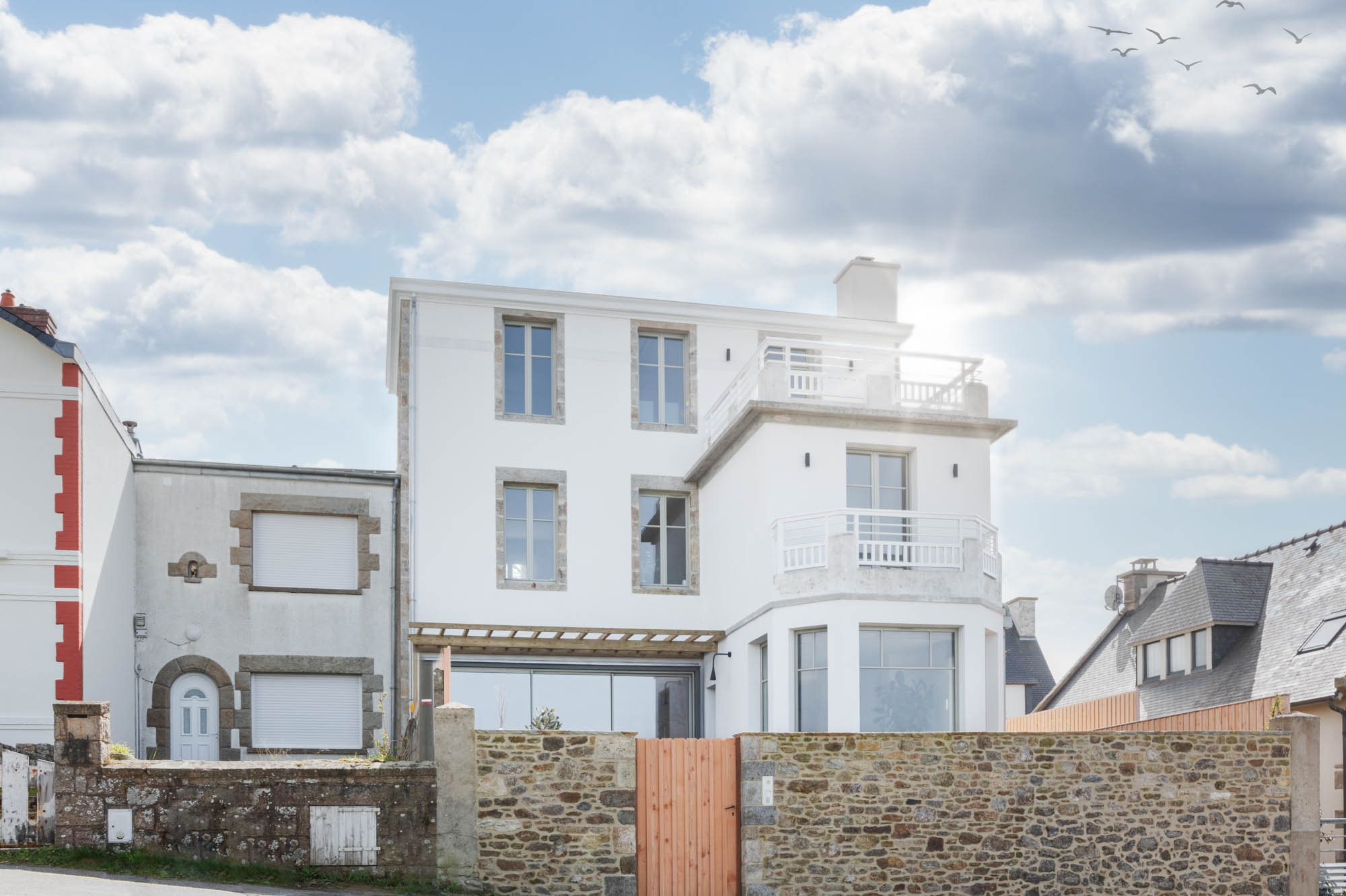 façade d'une maison blanche sur trois étages