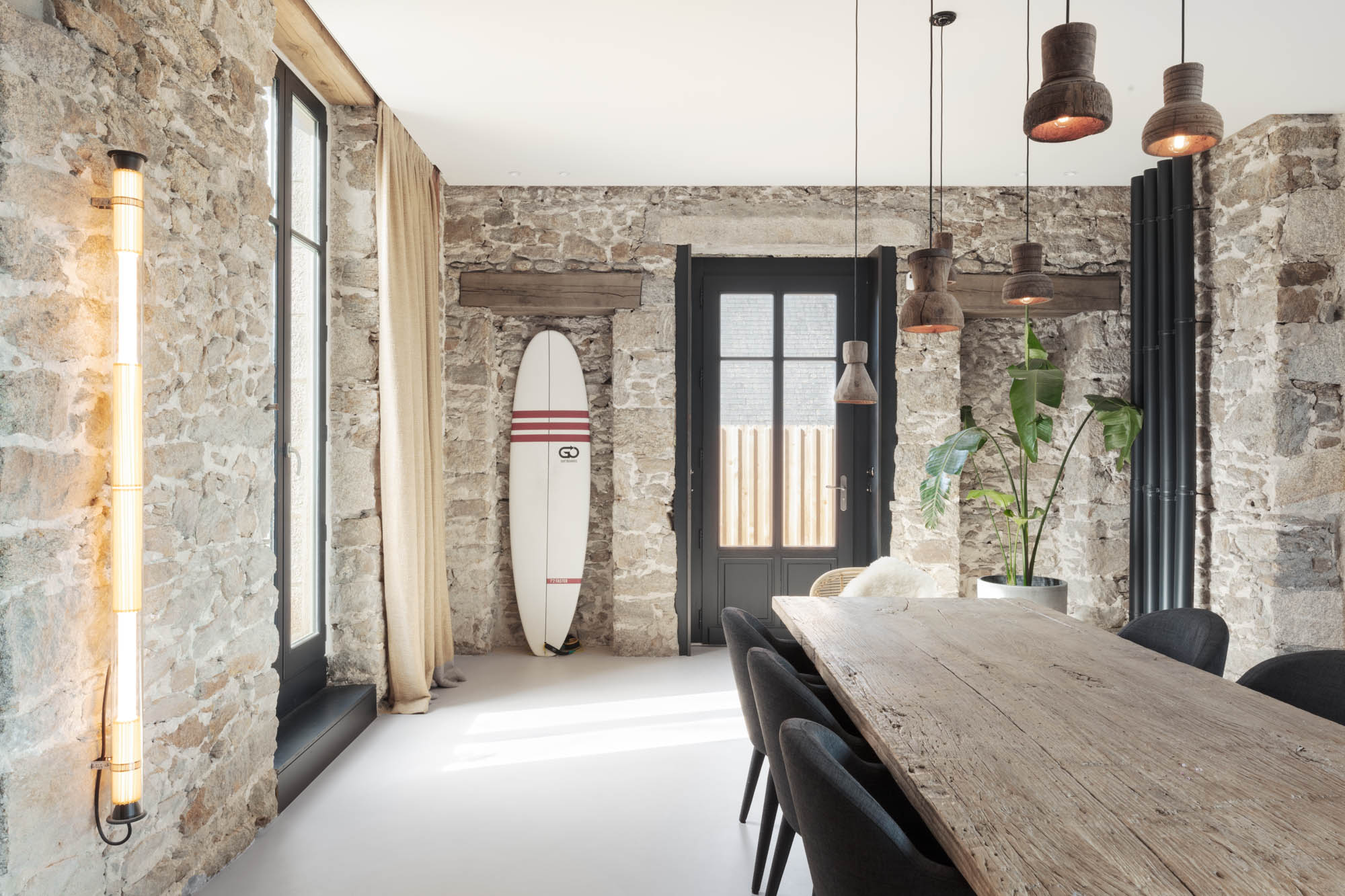 salle à manger avec des murs en pierre et une table en bois