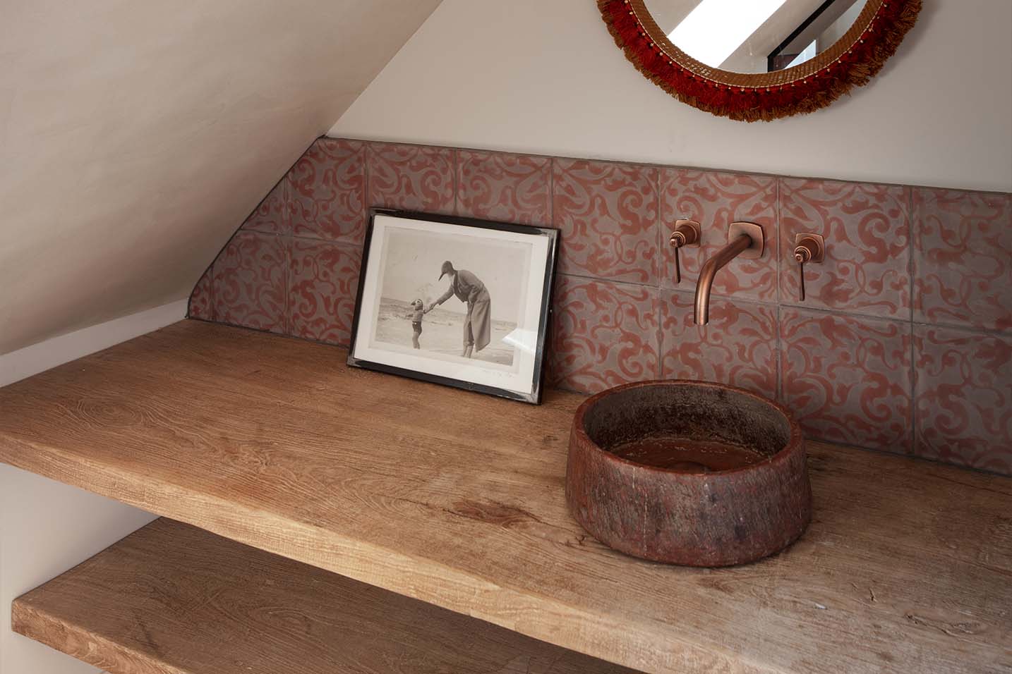 décoration et lavabo sur une planche en bois