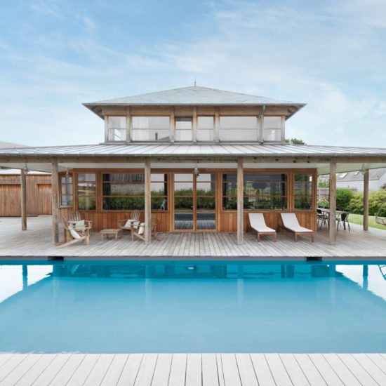 villa avec une terrasse en bois et une piscine