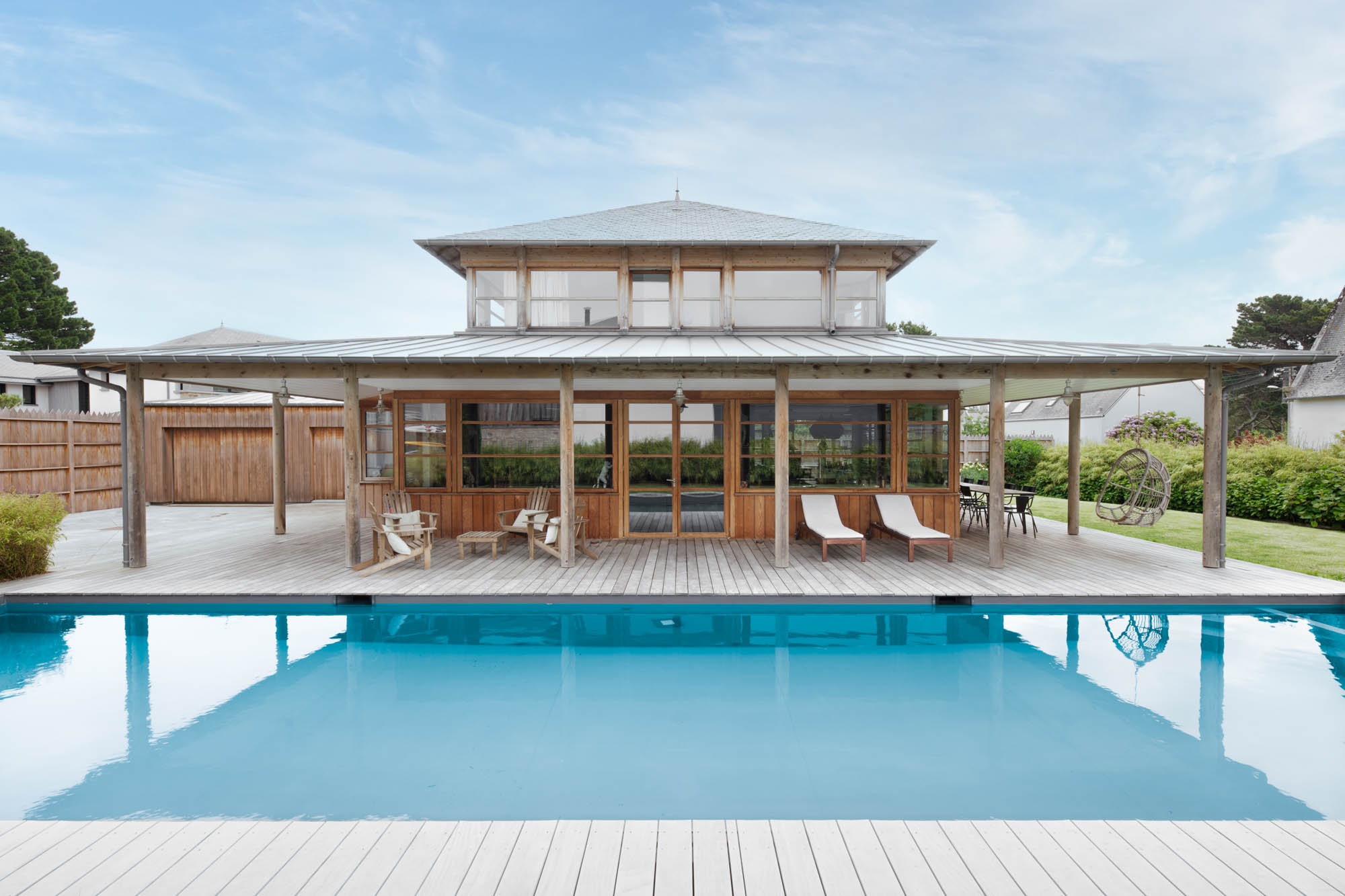 villa avec une terrasse en bois et une piscine