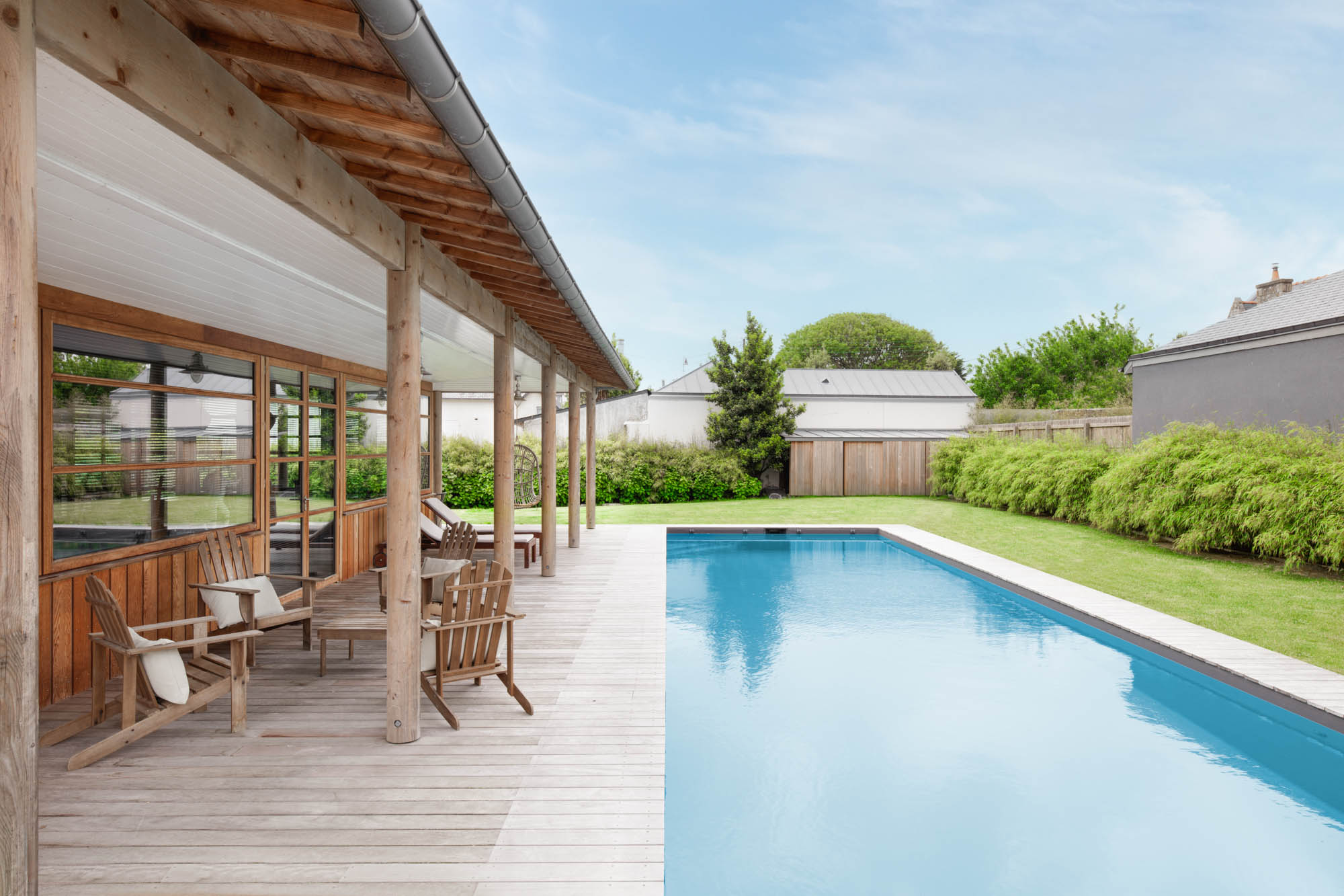 terrasse d'une villa avec piscine et jardin
