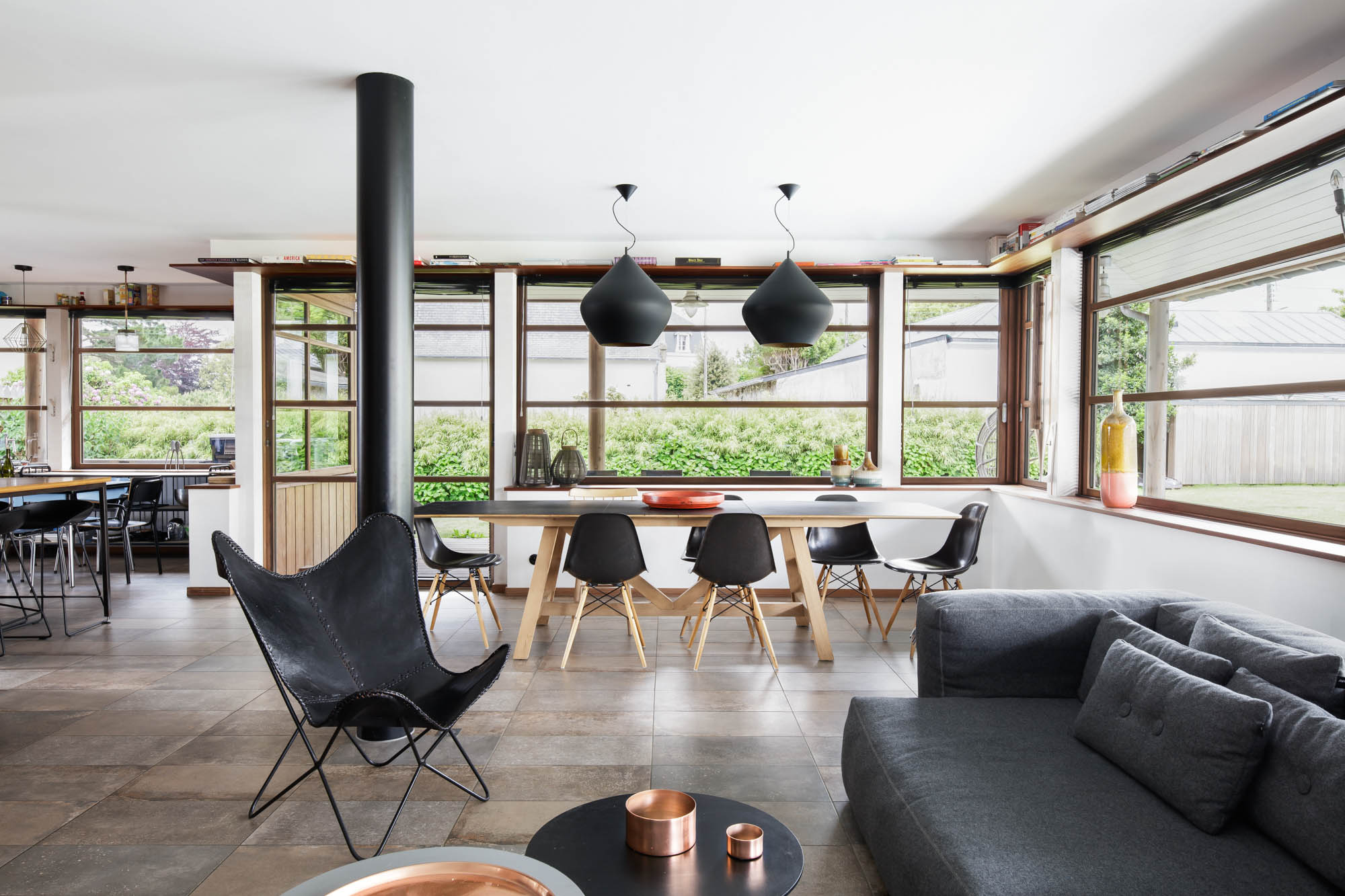 intérieur d'un salon ouvert sur la salle à manger