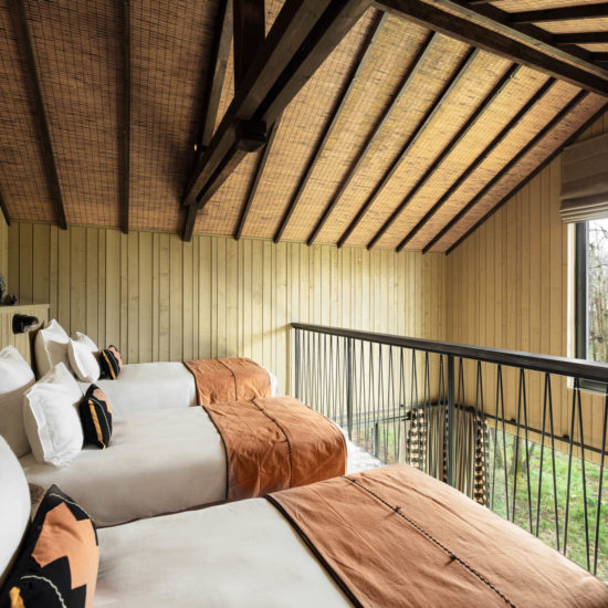 chambre à la décoration africaine et vue sur le parc des animaux