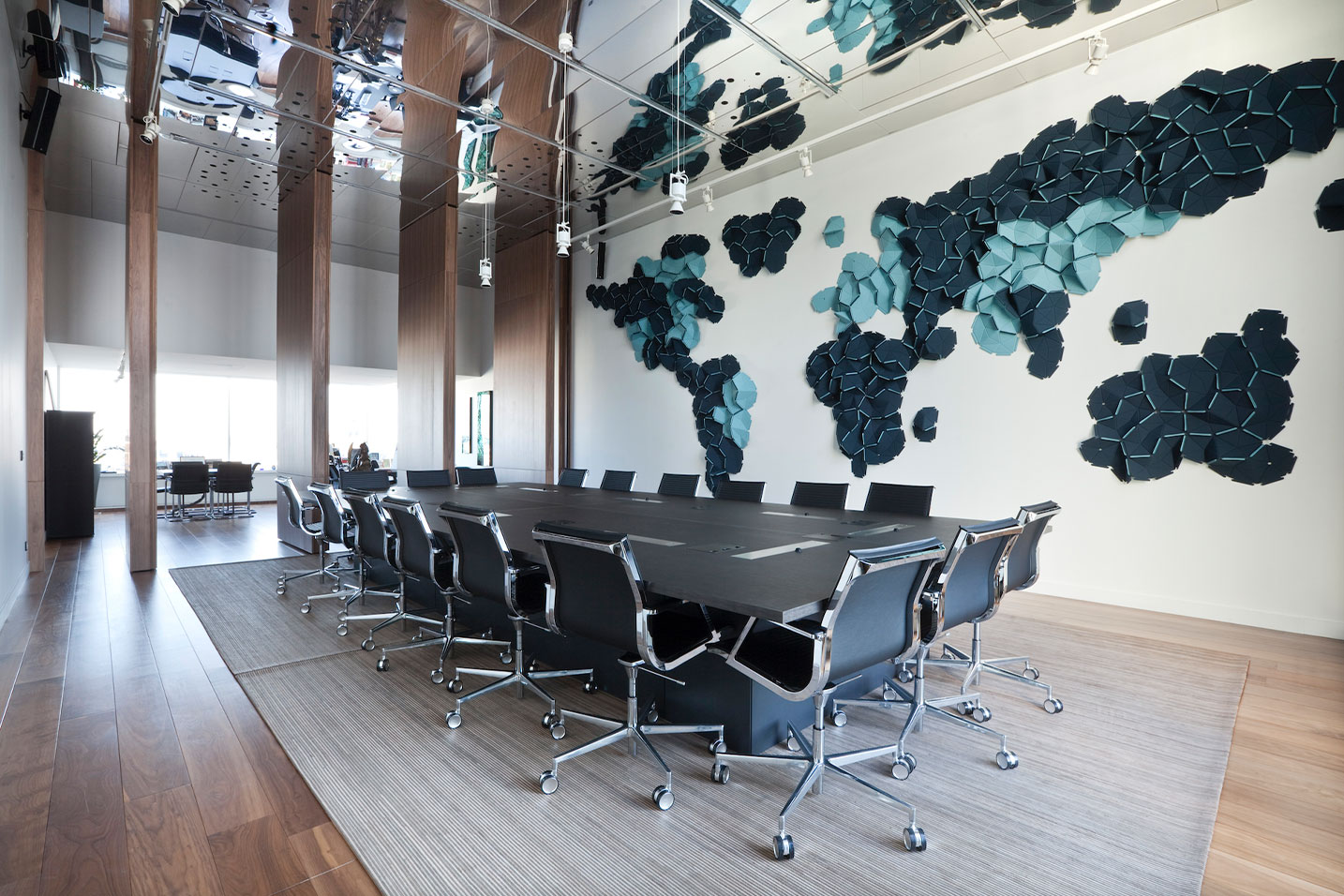 salle de réunion avec des portes coulissantes en bois et une décoration murale