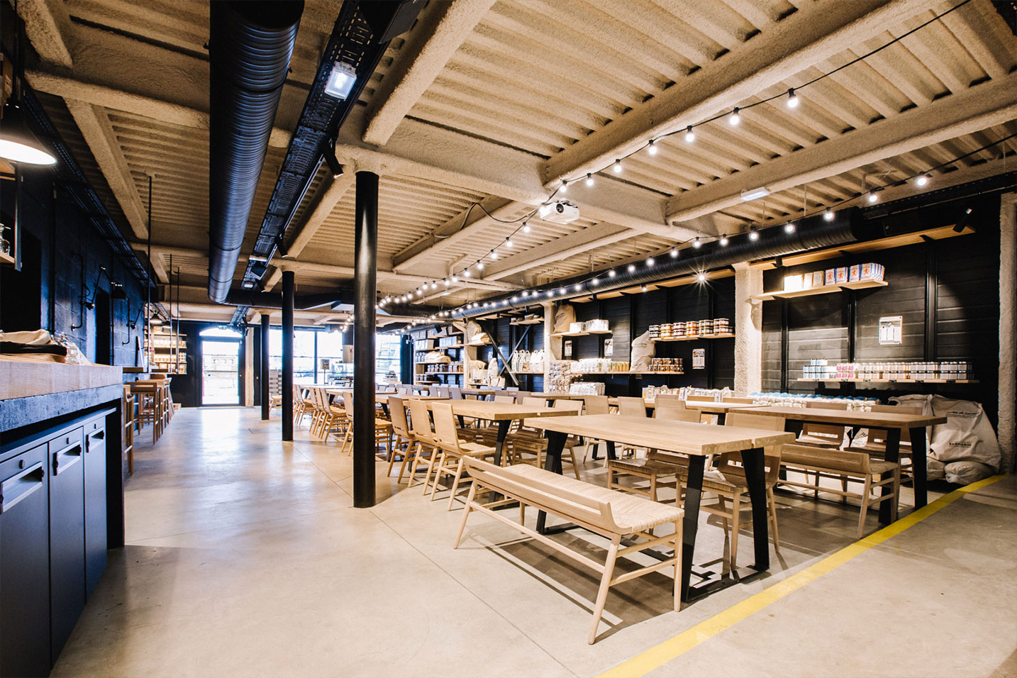 salle de réception d'un restaurant avec le mobilité en bois