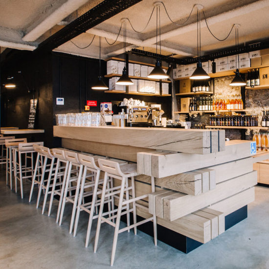 restaurant avec un bar en poutre en bois