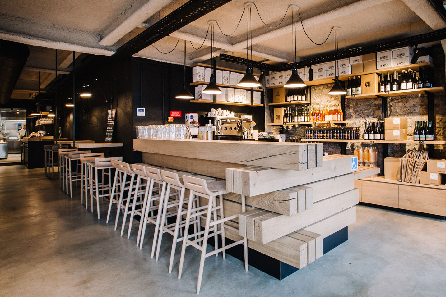 restaurant avec un bar en poutre en bois