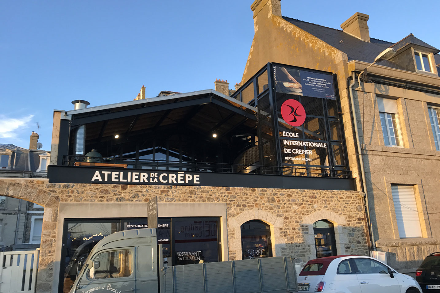 restaurant avec une facade en pierre