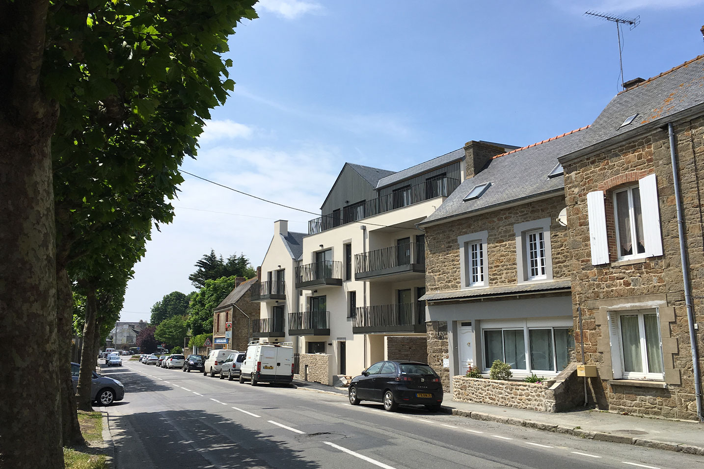 façade d'un collectif avec plusieurs appartements et balcons