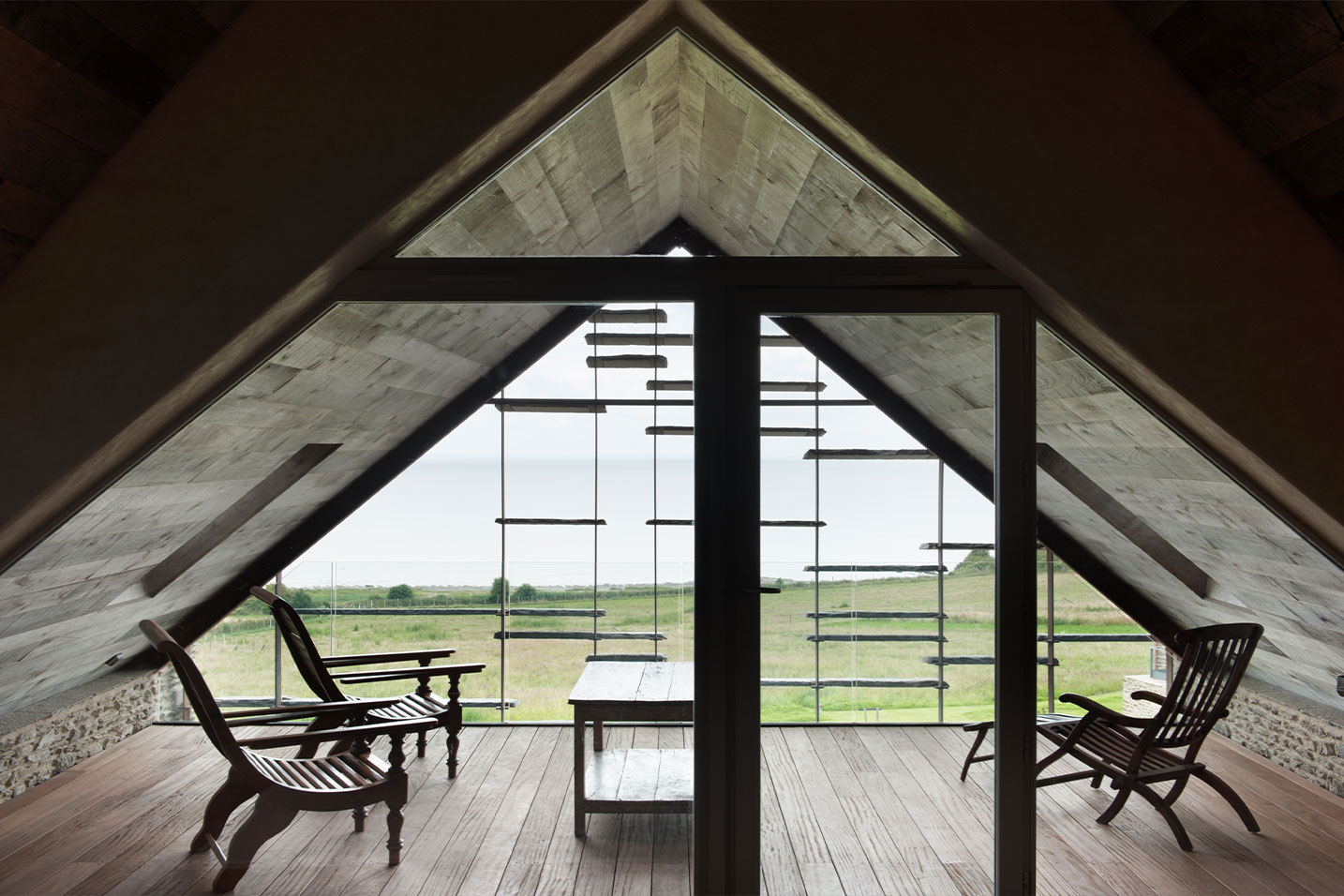 salon intérieur avec une vue sur le jardin et la mer