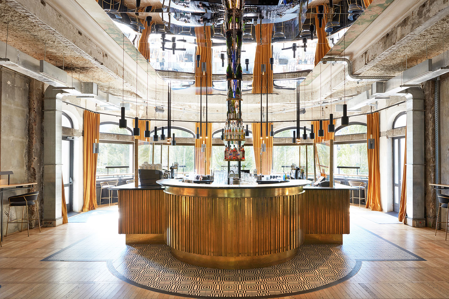 bar d'un hôtel avec un plafond effet miroir