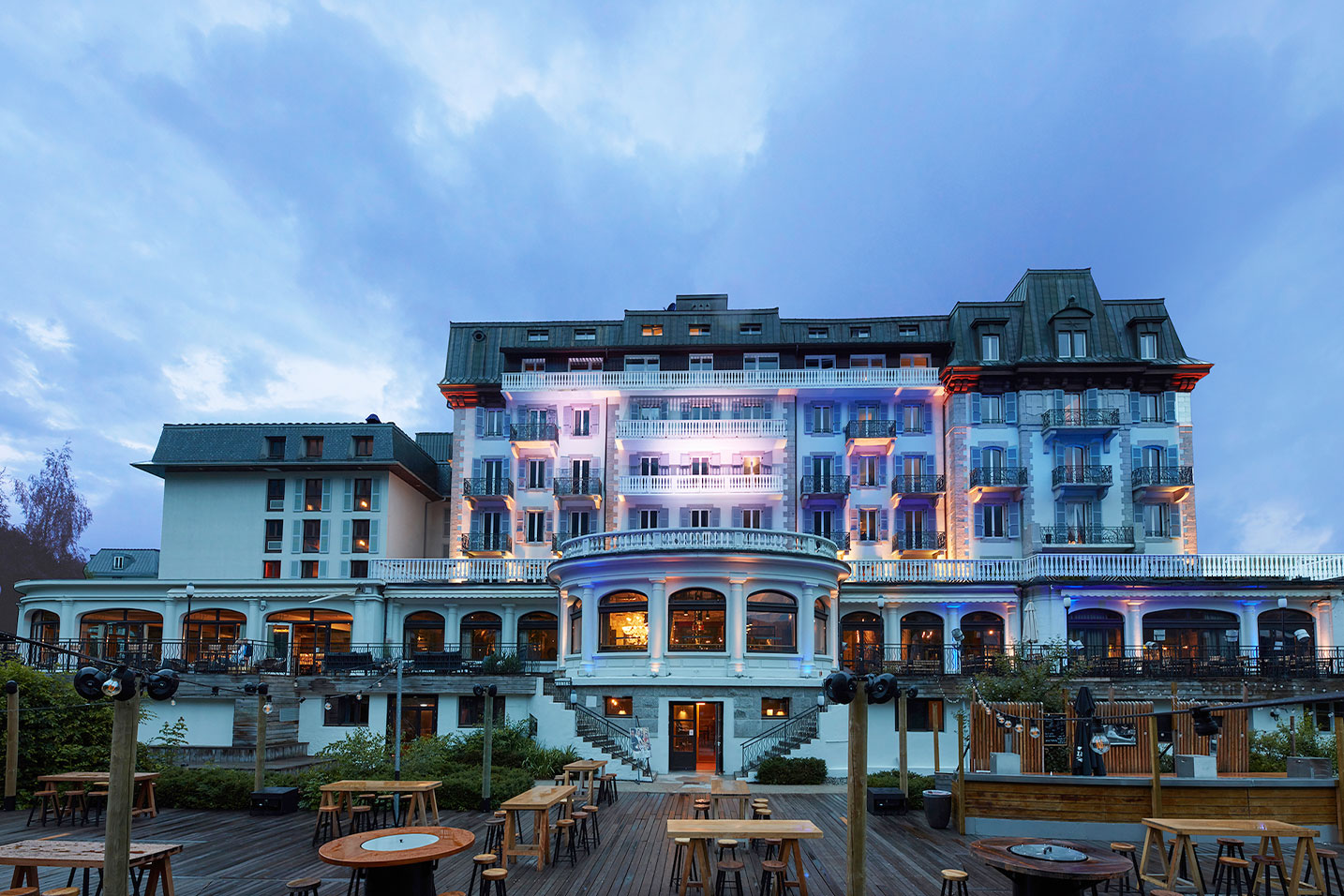 façade d'un hotel avec une terrasse