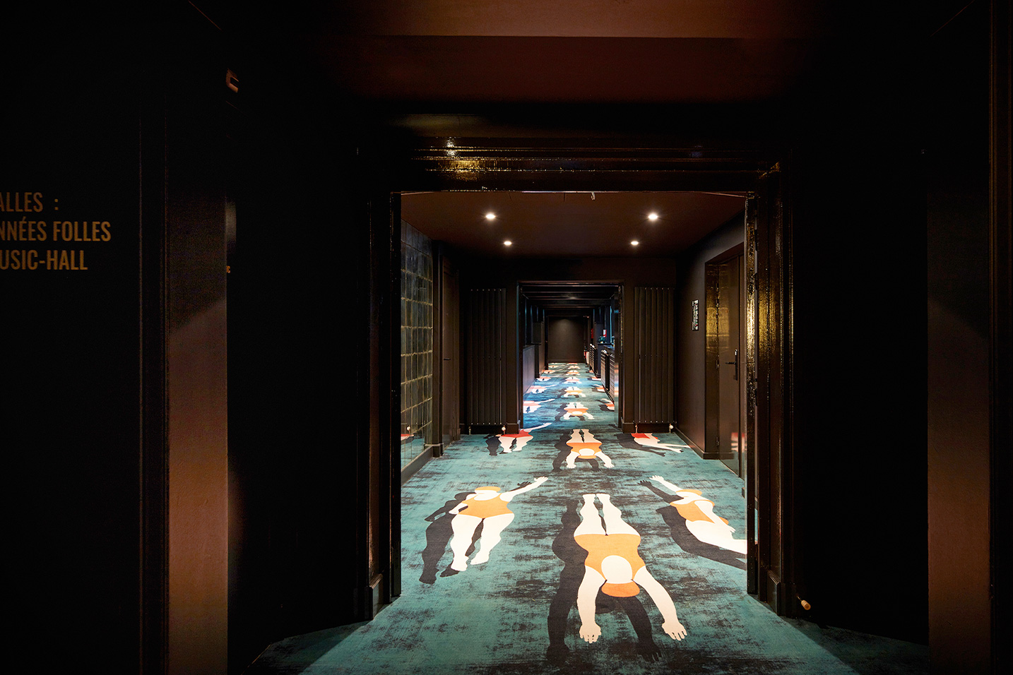 couloir d'un hotel avec une moquette illustrée