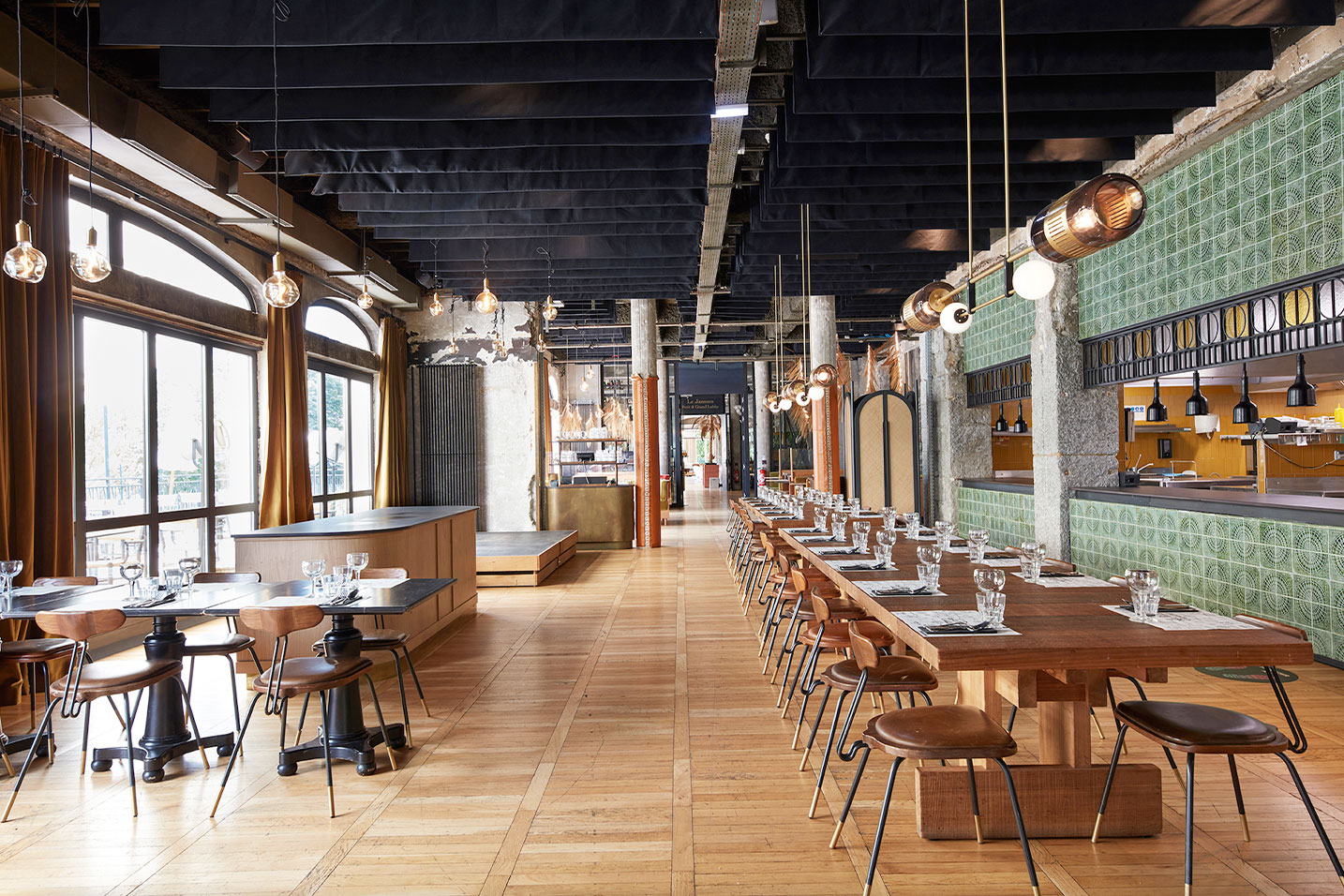 salle de réception d'un hôtel avec une vue sur les cuisines