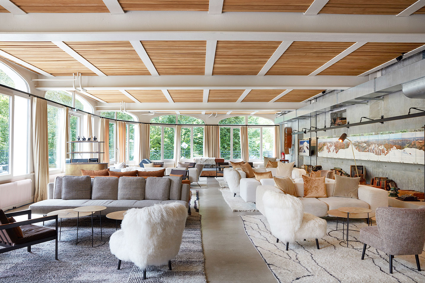 salle de réception d'un hôtel avec différents fauteuils et tapis