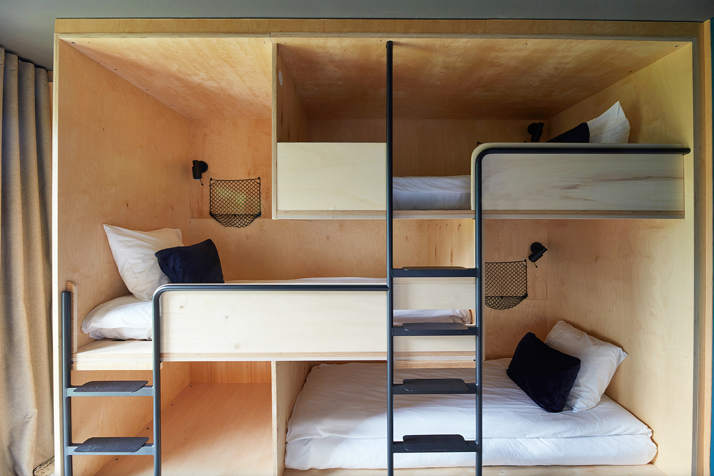 lits superposés dans une construction en bois