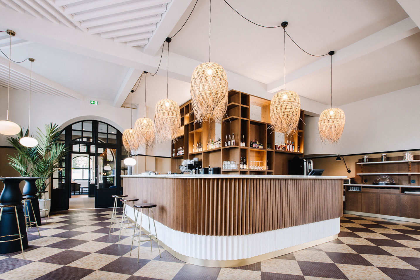 bar avec un habillage en bois dans un restaurant