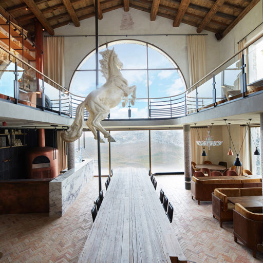 salle de réception d'un restaurant en altitude avec une vue sur les montagnes