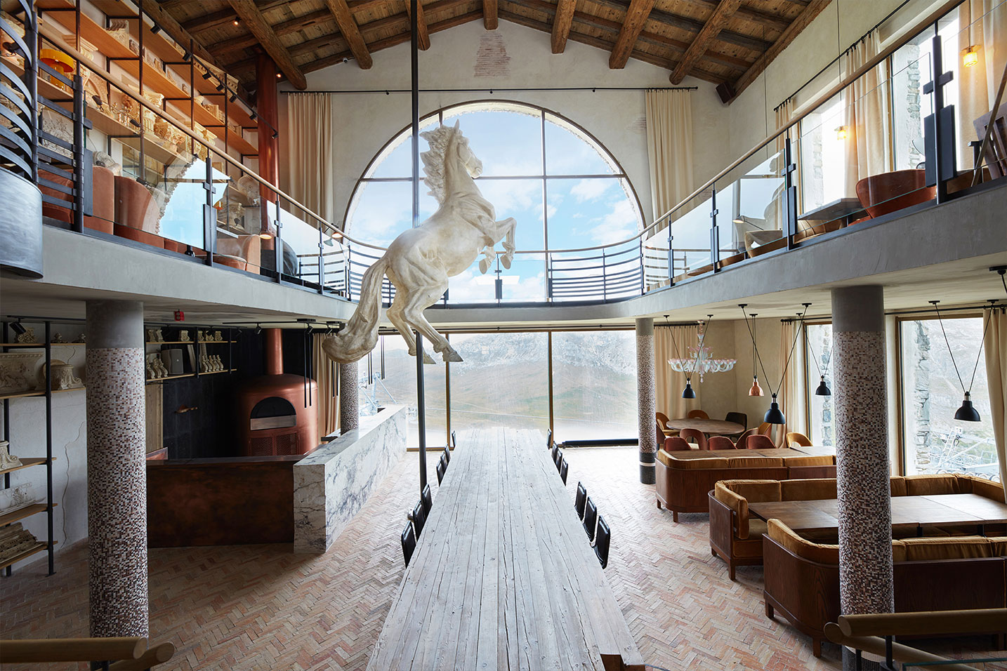 salle de réception d'un restaurant en altitude avec une vue sur les montagnes