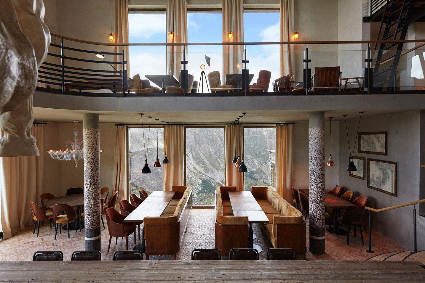 salle de réception d'un restaurant en altitude avec une vue sur les montagnes