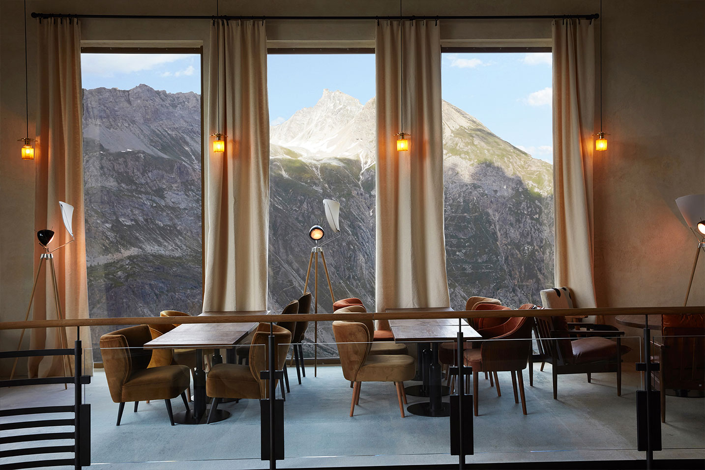 salle de réception d'un restaurant en altitude avec une vue sur les montagnes