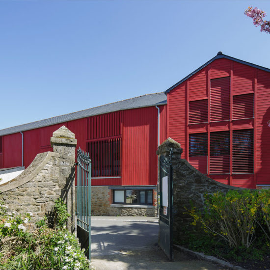 collectif avec une façade en ventelles rouges