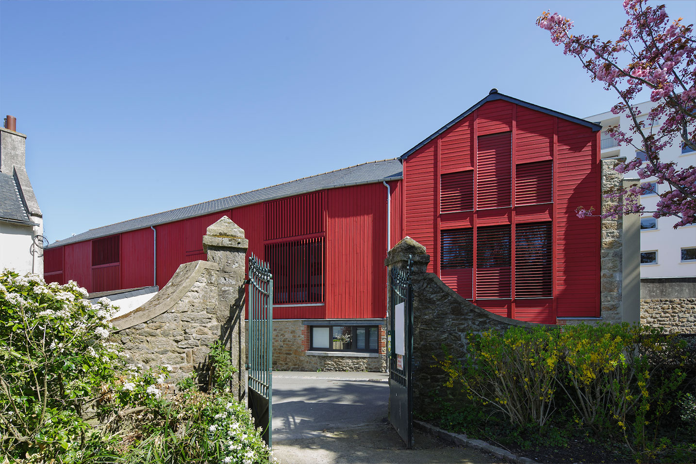 collectif avec une façade en ventelles rouges