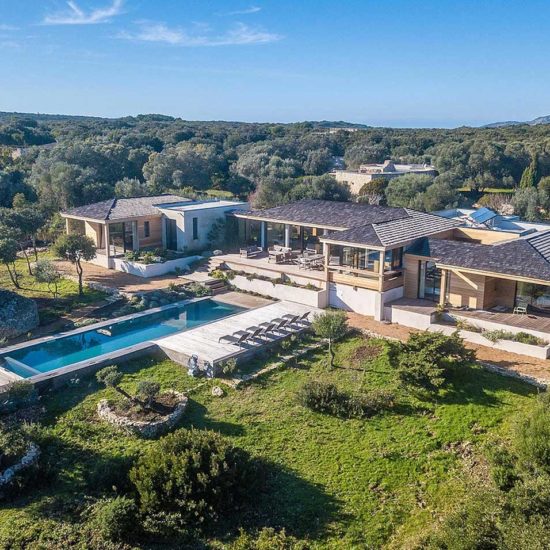 villa avec une piscine entourée d'une foret