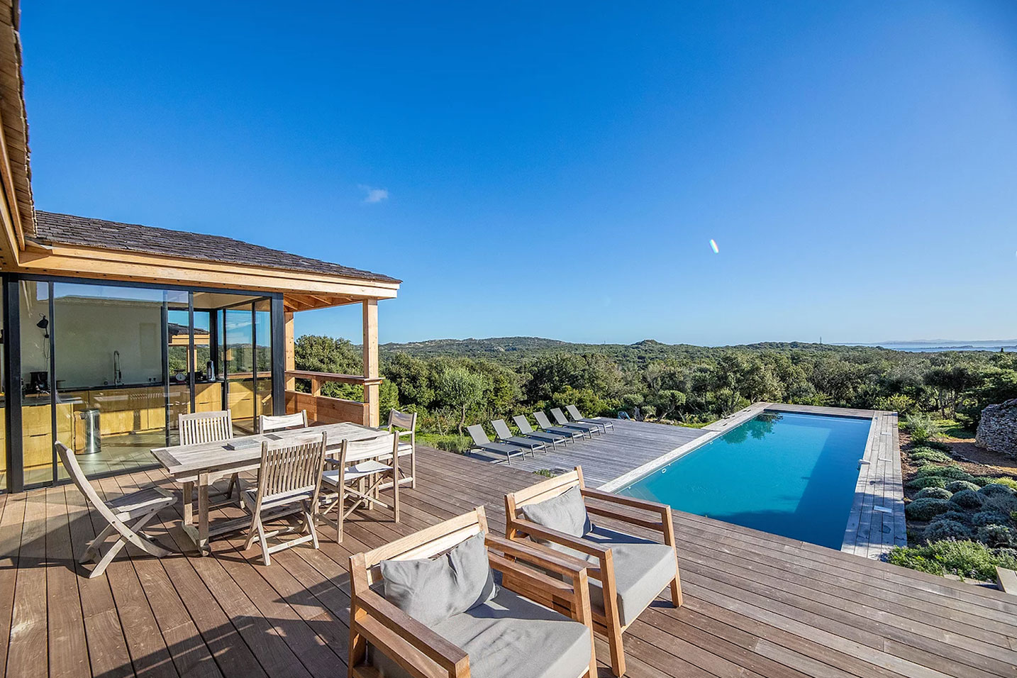 terrasse d'une villa avec piscine et vue sur la mer