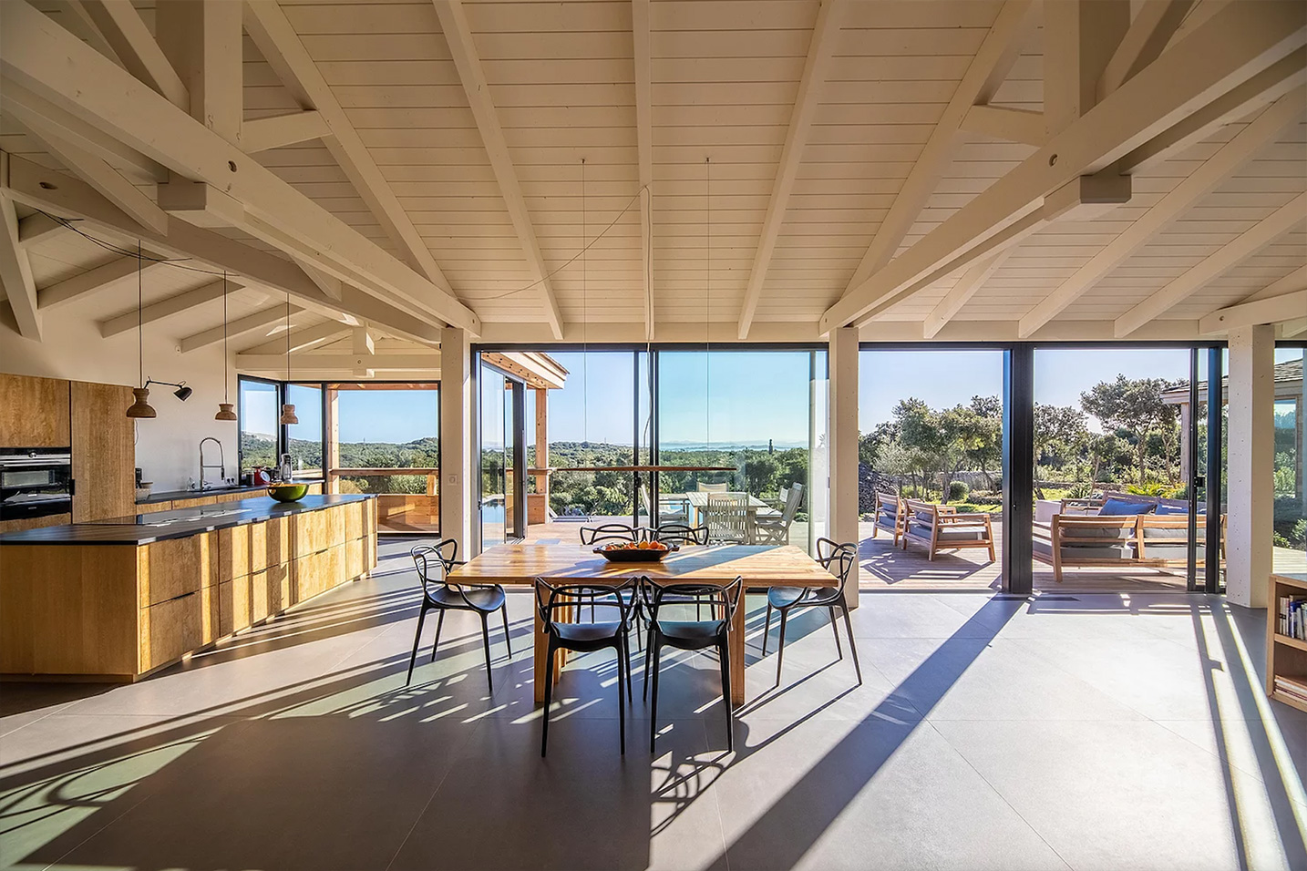 intérieur d'une maison ouverte sur la terrasse