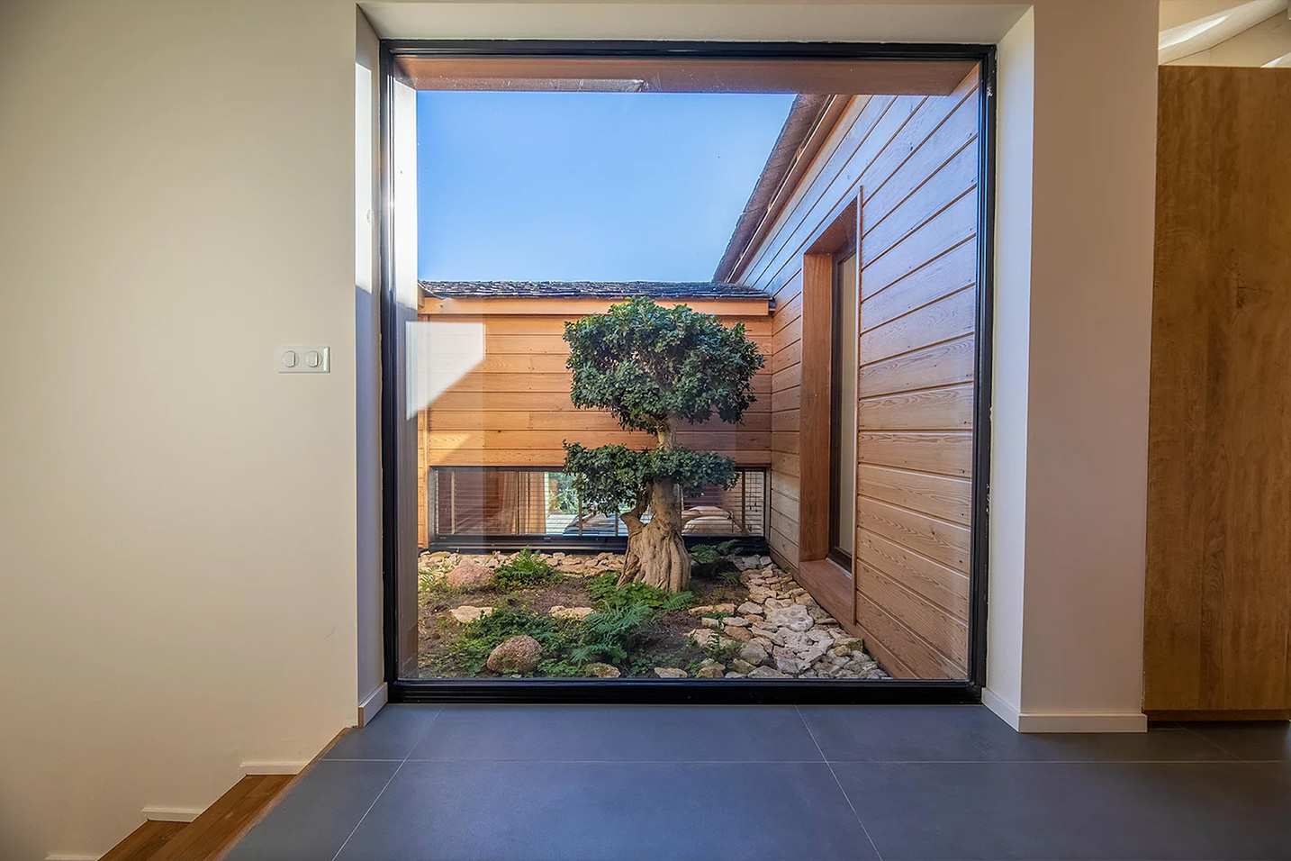 vue sur un patio depuis l'intérieur de la maison