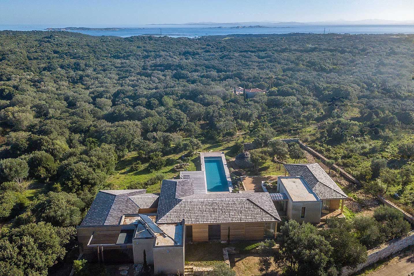 vue en hauteur d'une villa avec piscine proche de la mer
