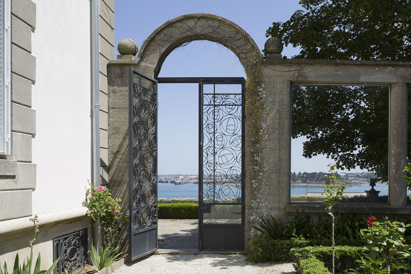 portail décoratif d'une villa vue sur la mer