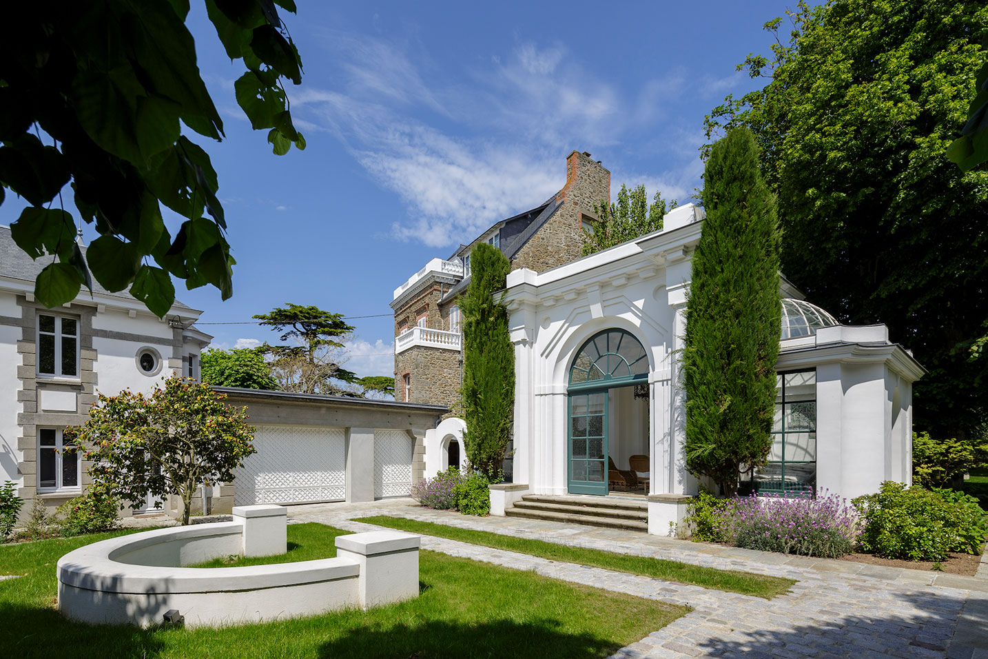 cour extérieur d'une villa