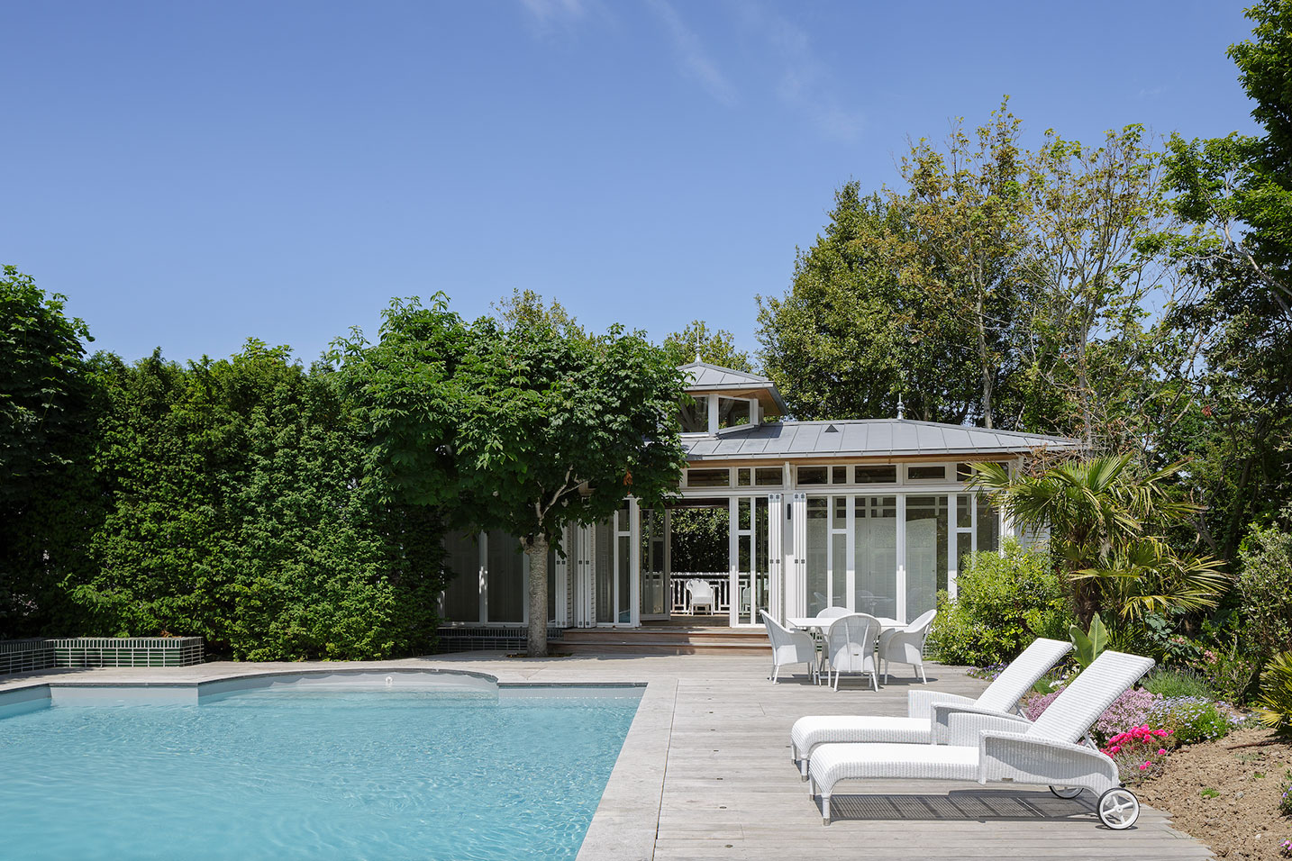 terrasse avec une piscine et des transat