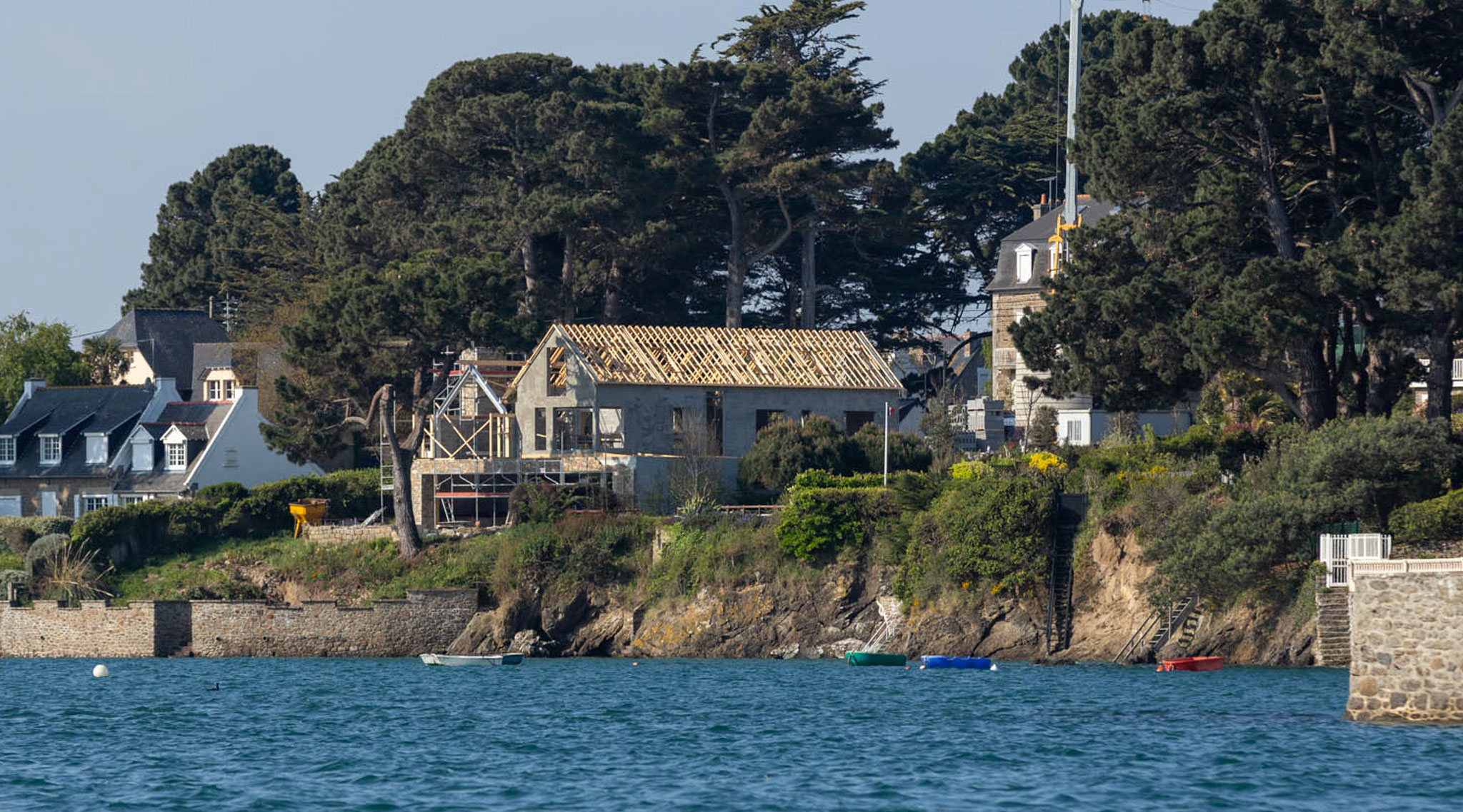 chantier d'une maison au bord de mer